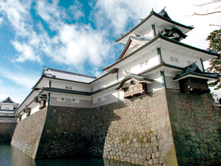 <span class="badge bg-success">国指定</span><span class="badge bg-success">史跡</span>
　１５８３（天正１１）年、前田利家が城主となって以来、明治まで前田家１４代の居城。国指定跡、面積約２８ヘクタール。
　城下町金沢の中心にあり、加賀藩の政治・文化・経済において中心的役割を果たしてきた金沢城は、犀川・浅野川に挟まれた小立野丘陵先端に位置する平山城（ひらやまじろ)。東西約５００メートル・南北約７６０メートル、規模は百万石の石高の割に大きくはない。１５８０（天正８）年、織田方の佐久間盛政が、１５４６（天文１５）年、本願寺末寺として設置した一向一揆の拠点・金沢御堂を攻略し、近世城郭に造り替えた。その３年後には初代前田利家が入城し、明治の廃藩置県まで、およそ２９０年間に渡って前田家の居城となった。前田家のように織田・豊臣政権の下で取り立てられた大名が徳川政権下でも引き続き同じ城の城主であり続けた国持ち大名の事例は数少ないとされている。
　初代前田利家は１５８７（天正15）年、戸室石を城石垣として最初に使った高石垣を本丸東面に築いた。しかし、天守は１６０２（慶長７）年の落雷により焼失し、代わりに三階櫓（やぐら）を再建したが、１７５９（宝暦９）年の宝暦大火により再び焼失した。
　城下町においては、２代利長は客将・高山右近に指揮させて内惣構を、３代利常は家臣・篠原一孝に命じて外惣構をそれぞれ構築し、城の防御態勢を整えた。城内には本丸・二ノ丸や御殿、河北門や尾坂門などの門、宮守堀（いもりぼり）、大手堀などの堀が造られたが、金沢城の地形や郭など現在目にする姿は１６３１（寛永８）年の大火直後に造成されたものと考えられている。
　１８７１（明治４）年、廃藩により金沢城は明治新政府に収用され、翌年、兵部省の管轄となり、名古屋鎮台分営が置かれた。城内の施設は兵舎に転用され、一部は取り壊され、１８８１（明治１４）年の二ノ丸火災により二ノ丸御殿が焼失した。また、北ノ丸にあった金沢東照宮は尾崎神社と改称された後、１８７８（明治１１）年に現在地へ移転した。
　１９４５（昭和２０）年、敗戦により旧陸軍は解体され、同時に金沢城跡に置かれた軍用施設は占領軍の支配下に置かれた。１９４９（昭和２４）年、金沢城は新学制による金沢大学のキャンパスとなり、「軍都」から「学都」のシンボルへと変わった。
　１９９６（平成８）年、金沢大学が金沢市郊外の角間地区へ移転したのを機に城地は石川県に移管された。その後、石川県は金沢城公園の活用を目的に２００１（平成１３）年に菱櫓・五十間長屋などの建物を復元・公開し、２０１０（平成２２）年春には、石川門や橋爪門とともに金沢城三御門の一つである河北門の復元が成った。
　また、２００１（平成１３）年から金沢城研究調査室（現・金沢城調査研究所）が金沢城の総合的な調査研究事業を展開。２００８（平成２０）年には金沢城跡が国指定史跡に、金沢城土蔵（鶴丸倉庫）は、石川門、三十間長屋に次いで城内で３件目の国の重要文化財（建造物）に指定された。