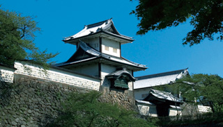 　宝暦の大火で焼失後、１７８８（天明８）年再建。国指定重要文化財。指定面積６３９３.５１平方メートル。
　金沢城石川門は三ノ丸の東端に位置し、城の搦手口（からめてくち）になる。升形門と呼ばれる構造で、表門とその内側の櫓門、升形を囲む続櫓（つづきやぐら）および二重櫓で構成された防御性の高い門で、表門の左右には太鼓塀が延びる。
　表門は高麗門と呼ばれる形式で、扉は両開き。表門を入った右手が櫓門となっており、多聞櫓（たもんやぐら）と呼ばれる櫓は塗籠壁（ぬりごめかべ）で、南面右手と東面に唐破風（からはふ）屋根の石落としが付いており、南面の門上方部、北面及び西面に連双（れんそう）の武者窓を開けている。
　続櫓は櫓門の西南隅から南へ延び、東に折れて二重櫓につながる一重の渡櫓（わたりやぐら）で、塗籠壁の各面に連双の武者窓を開けている。
　続櫓の東端につながる二重櫓は石川門の中で最も高い建物で、兼六園側から石川門の姿を特徴付ける重要な建物となっている。下層は入母屋（いりもや）屋根で東面に唐破風屋根の石落としが付いており、上層の屋根も入母屋で東面にその破風を見せています。また、櫓の平面は菱形（ひしがた）になっている。
　石川門を構成するこれら一連の建物は、鉛瓦葺（なまりかわらぶき）で外壁の白亜の塗籠壁と腰部分の海鼠壁（なまこかべ）とともに独特の外観を見せている。