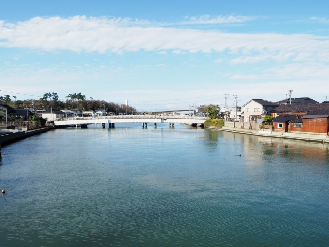 　城下町の周辺で古い町並みを残しながら、生業を続ける外港の文化的景観がある。金石港と大野港は、それぞれ犀川と大野川河口近くに栄えた古くからの港町である。両港とも、かつては北前船が入港して賑わった金沢の港町として、まちなみに当時の面影をよく残している。
　【金石港】
　古くは宮腰（みやのこし）と言われた。金沢を代表する港の金石港は、金沢城下町の建築に不可欠な木材の輸入港や大坂への藩米積み出し港として重要な役割を担っていた。そのため、港周辺には木材加工業種が発展し、近年まで、へぎ板製造や板葺職人がたくさん住んでいた。この伝統は、今も製材、割箸やキリコ製造等の木工業に受け継がれている。
　金石港を代表する豪商銭屋五兵衛が活躍したかつてのまちなみ景観を保存するため、北前船で賑わった旧回船問屋や町家を中心に約１・６４ヘクタールが金沢市こまちなみ保存区域に指定されている。
　【大野港】
　大野港は、河北潟・浅野川の水運を利用して城下への物資輸送を担っていた。江戸時代に紀州から伝わったとされる醤油造りは、江戸後期には６０軒を数え、現在その伝統を引き継ぎ北陸最大の醤油生産地に発展している。
　歴史ある町家と醤油蔵が建ち並ぶこの港町の風情を残すまちなみ景観は、約８・３ヘクタールが金沢市こまちなみ保存区域に指定され保護されている。