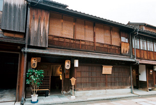 　１８２０（文政３）年に設けられた茶屋町創立期の様子を残す数少ない建物。国指定重要文化財。面積は建築１２９.６５、敷地１４８.４３平方メートル。
　志摩は東山ひがし重要伝統的建造物群保存地区内にある典型的な茶屋建築である。建築年代は、茶屋街が成立した当初のものと推定され、屋号は創立当初は「越中屋」だったが、その後変遷し、終戦後に「志摩」となった。
　表構えは、紅殻塗（べんがらぬり）の出格子（でごうし）が付き、２階の背が高く、その表に座敷と縁が設けられており開放的になっている。
　当初は２階建てであったと推定されるが、明治期に現在の３階建てになったと伝えられている。屋根は切妻の平入り。当初は石置きの板葺き屋根で、明治期に瓦葺きにされたものと推定される。１階の格子は竪格子で１間に３８本が割付けられている。
　入口には大戸と呼ばれる潜り戸を備えた内開きの１枚扉が設けられている。
　志摩は近世茶屋建築様式を伝える代表的な建築として価値が高い。